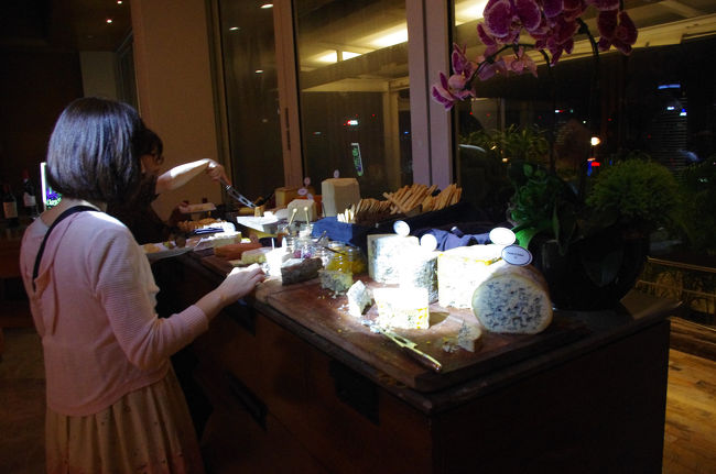 端に少しチーズ<br />私はチーズは苦手なのでチョコのみいただきました。<br />近くにいた欧米人夫婦はワインにチーズと楽しんでいました。