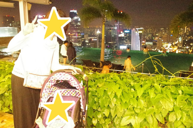 プール越しの夜景