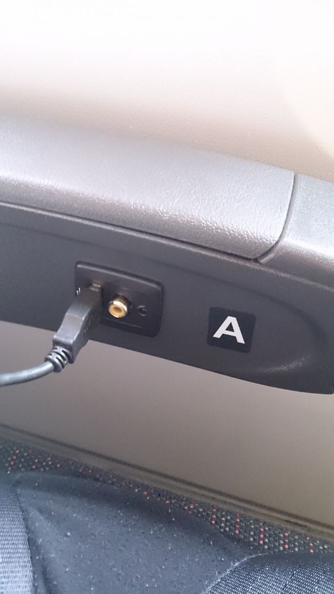 飛行機に搭乗。<br />バシネットがおける席のUSBは座席横にありました。<br />USBがあり本当助かりました。<br />子供はMRTで寝てから一度も起きずに日本に到着。<br />私達もおかげでゆっくり寝れました。