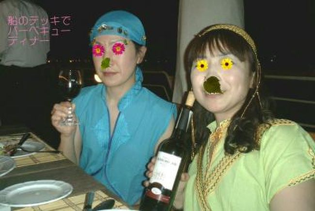 今宵のディナーは外のデッキでバーべキュー。 <br />と言っても火を囲んで焼き肉ではない。かたわらで肉を焼いてくれたりしてのビュッフェ。<br />涼しい川の風に吹かれながら、皆、食後のパーティに向け<br />ガラペーヤでドレスアップし、安いツアーとは思えないセレブな?雰囲気だ。