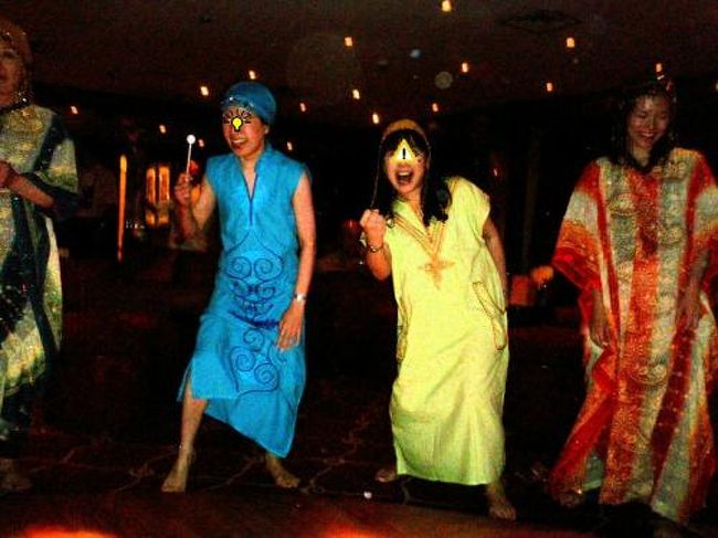 昨夜ダンスタイムのあった場所へ移動する。 <br />添乗員ドラさんもマイガラペーヤ持参、ガイド・モッちゃんも着る。さすが現地人、似合う。 <br />母親依存症親子は一味違う高そうなやつ、エリカ様は普通に私服(そんなの着てられないわ?) <br />でも夫はターバン巻いてアルカイダ風。コスタリカおばさんは頭にキラキラの網帽子、 <br />中国系団体のおじさんはお土産?のラクダぬいぐるみを腰にいっぱいぶら下げてる。 <br />いーよいーよ、いいノリだよ〜〜 <br />