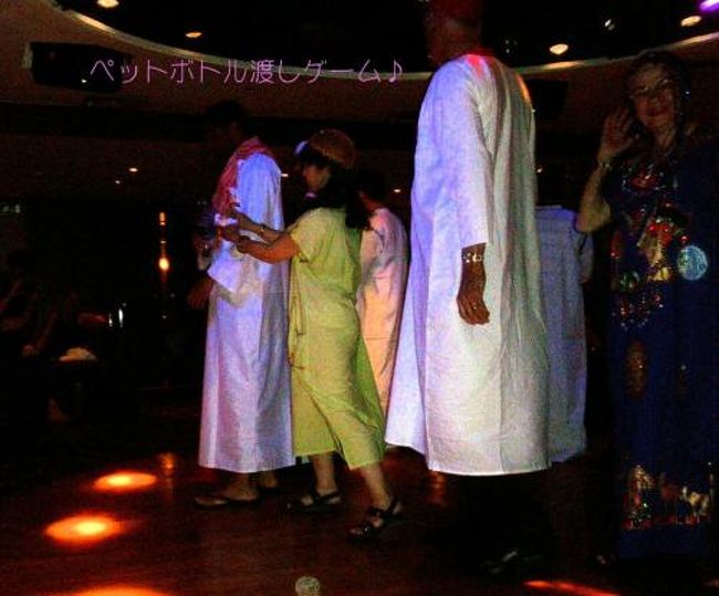 どの国の人でも解りやすい、いろんなゲームで大盛り上がり。 <br />スプーンを取り合うゲームではるるる優勝！ <br />　<br />↑デカ白人に挟まれて、ボトル渡しゲーム。<br />