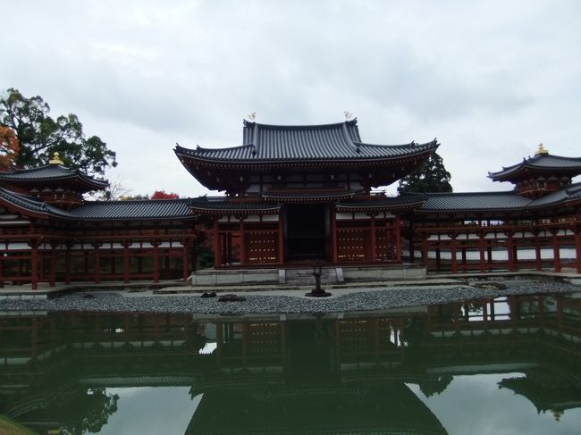 平等院鳳凰堂正面から。天気が良ければ朱がもっと映えるのですが。（写真<br />の腕もなし・・残念！）<br />
