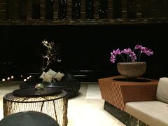 リンバ ジンバラン バリに到着！
http://www.rimbajimbaran.com/jp/home
有名なロビーも外真っ暗で雰囲気分からず。
個人手配だとカウンターでチェックインしている時にウエルカムドリンクもらったって人もいるようですが、JTBだと係員さんがチェックインしている間にソファーでウエルカムドリンクいただきました至れり尽くせり。