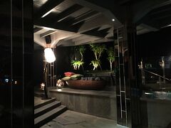 今日は疲れたのでルーフトップバーユニークで軽めの晩ご飯。