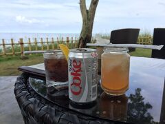 ビーチを楽しんで、階段を上ってシャトルバス乗り場に行きますが、シャトルバスに乗る前に思わず休憩。（笑）　ココのグラスも瓶みたいなやつ、流行か！