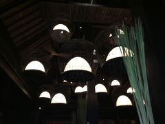 次はブルガリディナーです。
ブルガリはちょっと泊まれないけどディナーだけなら。（笑）
ホテルの雰囲気も楽しめるかと思ったんですが夜だったのでほとんどホテルの雰囲気は分からず。　でもホテルに入る時のチェックは今まででの経験では一番厳しいかも。　ゲートが有って車の下やらをミラーとかで調べるのは当たり前ですが、もう一個ゲートがあってそこが開かないと入れません。