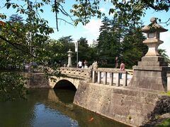 上杉神社はお濠に囲まれています。参道でもある舞鶴橋が見えてきました。

仙台にいると、米沢は、伊達政宗の生まれ育ったところというイメージが強いです。政宗が２５歳のころに、秀吉の命によって、米沢から無理やり（？）岩出山城に移封させられました。

上杉家はもともと越後ですが、秀吉により、会津若松１２０万石を与えられますが、その後、関ケ原の戦いで西側についたため、徳川により、米沢３０万石に減封されて、この米沢の居住となりました。