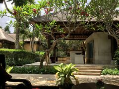 正面に見えるのがスパの受付。
まずは、この日の午前中はアクアトニックプールへ。（すいません写真無しです）
アクアトニックプールは暖かい海水のプールでジャグジーみたいな感じですね。
ふくらはぎとか、太ももとか、お尻とか、色んな所を刺激するジャグジーのブースがいっぱい並んでいて２分づつ各ブースを巡って行く感じです。トータル２時間ぐらいで結構楽しめます。　こんな大っきなアクアトニックプールはなかなかないんじゃないでしょうか。