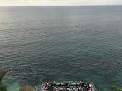 さあ！スパが終わったらリンバに泊まった最大の目的アヤナにあるロックバーへ行きます。