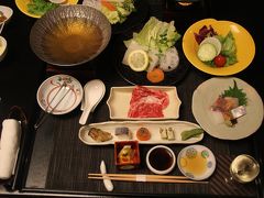 この日に宿泊した宮島錦水館の夕食。
お部屋でいただきました。
どれもとてもおいしかったです。