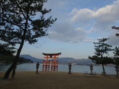 10月19日。
厳島神社は6:30から開いているので、7時に行きました。