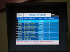 船からリボルノの駅まではタクシーの乗り合いです。船で知り合った「旅の先輩」がタクシー運転手と交渉してくれました。客７人。一人５ユーロとのこと。他の情報では，タクシー代は１０ユーロぐらい，と聞いていたので，ぼられているわけではありませんが，運転手はいい客を見つけてころになります。