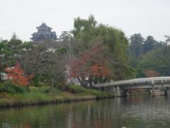 遊覧船から松江城が見えてきました。