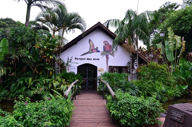 入場券を買って入園します。