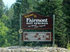 フェアモント・ホットスプリングス（Fairmont Hot Springs）の町を通り過ぎます。
人口500人弱の小さな村です。
フェアモント・ホットスプリングス・リゾート（Fairmont Hot Springs Resort）というリゾートホテルがあることで有名で、そのホテル名がそのまま地名になりました。