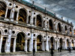 シニョーリ広場に面しているバジリカ

集会場に使われていたそうで。

大理石造りのヴィチェンツァで一番大きな建物。