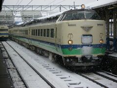 2007.03.07　直江津
金沢ゆき特急北越。４８５系の中でもピカイチで似合う上沼垂色が雪をいただいてやってきた。好きな１枚だ。
