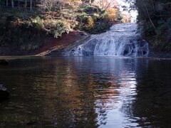 落差３０メ−トル。長さ１００メ−トルの千葉県内Ｎｏ１の滝です。