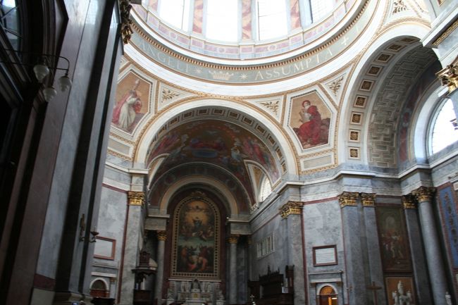 ハンガリー国内で最大の建物で、内部に描かれた壁画がとても美しいです。大理石の材質はやはり、本場イタリアに一歩譲りますが、大変美しい内装です。また、大聖堂の庭から、ドナウ川を一望することができ、この日は天候もよく、ハンガリーの秋が満喫できました。