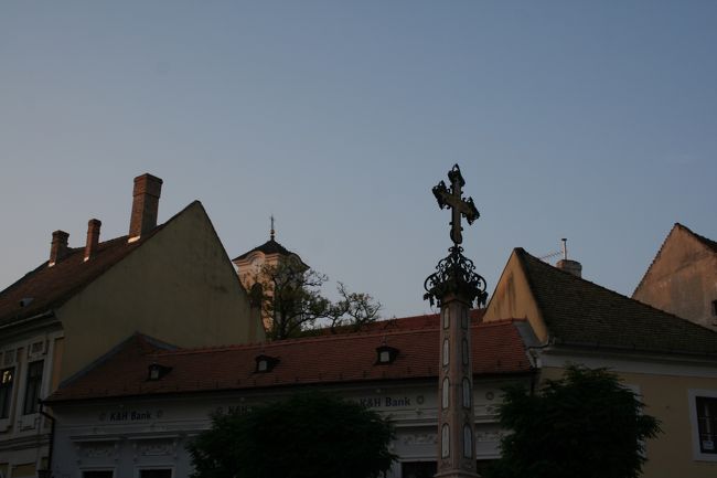 ブダペスト郊外の街「センテンドレ」です。ツアーバスが止まって、どんな街かもはっきりわからないまま、街歩き開始です。女性がすきそうなかわいい町並みです。ちょっとカフェで休憩して、ガイドさんに「中華料理店」を教えてもらいましたが、トップページにも書いたようにそのお店を探すために、地下鉄ではぐれたり、結局目的地と異なる「中華料理店」で食事をして、そこが「抜群」に美味しかったり、この日の夜は大変でした。