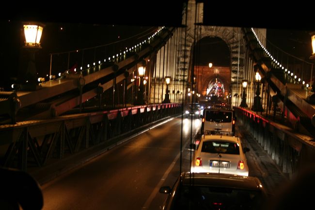 ブダ地区とペスト地区を結ぶ「くさり橋」にやってきました。夜はライトアップされ、非常に美しい。バスが近くに駐車してくれたので、近づいて撮影する事ができました。