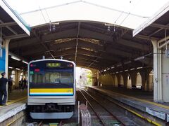鶴見駅は独立したホームになっています。海芝浦支線に乗り入れる、海芝浦駅行き電車に乗ります。