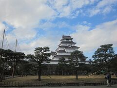 沢山の樹木を雪吊りの準備中です。