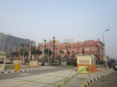 カイロ考古学博物館
数年前に略奪が起きたせいなのか戦車が5台ほど（写真左側）