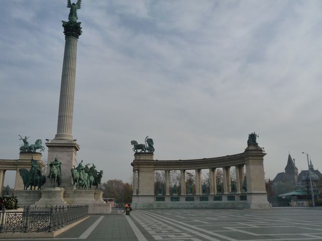 ブダペストで最大の広場だそうです。確かにひろい。