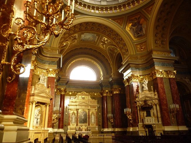 内部は壮麗な装飾が施されて、美しいです。