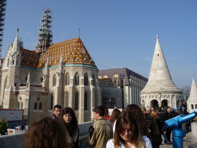 ブダ地区に上ってきました。漁夫の砦に行く途中で「マーチャーシュ教会」を訪れます。「フランツヨーゼフ」と「エリザベート」がハンガリー王、王妃となるための戴冠式を此処で行ったらしいです。部分的に工事中で残念。