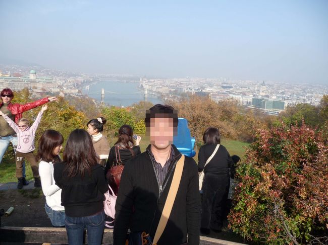 此処で、思わぬハプニングが発生。写真を撮ってもらっていると、「地元の高校生？」と思わしき団体に囲まれ「ＰＩＣＴＵＲＥ　ＰＬＥＡＳＥ」と入れ替わり立ち替わり、横に立って写真をとって行きます。私はにこっとして立っているだけですが、こんな経験した事ないので、「舞い上がって」しまいました。いやー、人生って長く生きてるといいこともあるもんですねー！」。このハプニングが今回の「中欧３カ国」ツアー最大の出来事で、ベストの出来事でした。後から、添乗員さんに「見てましたよー」とチェック入れられてました。