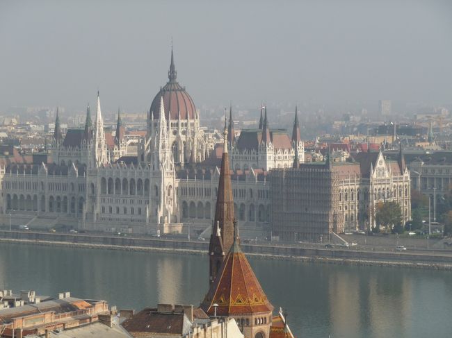 　ブダの丘に建つマーチャーシュ教会の裏側にある「漁夫の砦」は、中世に魚市場があった場所に建てられたそうです。<br />　ペスト側のドナウ河畔から漁夫の砦を見る光景もすばらしいが、漁夫の砦からの眺望です。ドナウ川に沿ってブダペストの街が一望でき、この眺望は絶景です。