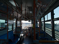 海南神社への寄り道が済めば「城ヶ島行」バスの時間である。
城ヶ島大橋を渡って直ぐなのでほぼ10分くらいの短い移動である。バスには私達含め2グループしか乗っていなかったが、なんともこの城ヶ島大橋から素敵な景色を楽しめた。