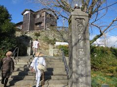 歩くこと５分ほど。

第１４番札所　常楽寺は、山門が無いお寺です。

この石の所で、一礼をして入らせていただきます。