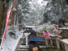 マイクロバスの前を、焼山寺の除雪車が走る、という感じで、なんとか山門前まで到着です。

バスを降りた頃は、ほとんど雪はやんで、私は傘はさしませんでした。
そして、すぐにやみました(^_^)v