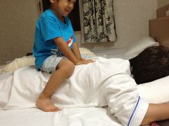 おはようございます！！
昨日昼寝もせずに寝たため、早朝から元気な息子は義母を起こします。