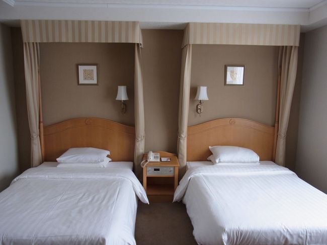 早速お部屋へ。<br />シンプルで清潔なお部屋ですね。<br />ベッドには白鳥のマークが。