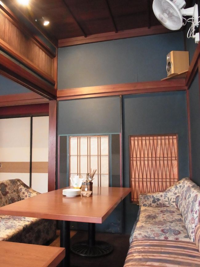 私の友達は息子さんも一緒に連れて来ていたので、ソファー席へ。<br />後から友達の妹とその息子さんも来てくれました。<br />実はこの姉妹、とっても仲良しで、東京で会う時も良く一緒にご飯を食べています。<br /><br />子連れに優しいお店でした。