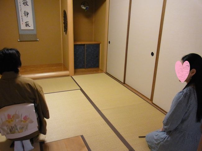 ランチの後は近江市場へ。<br />お買い物に夢中で写真を撮るのを忘れていました(^_^;)<br /><br />その後は友達のご実家にお邪魔させて頂きました。<br /><br />お母様はお茶の先生だそうで、今日はお茶の作法を教えて頂ける事に！<br />初めての私は何にも分からず、ドキドキ...。<br />まずは茶室に案内して頂き、お話を伺います。<br /><br />おもてなしをする時には掛け軸や生け花も季節などに合わせて変えるんですって。<br />一つひとつにちゃんと意味があるんだそうです。<br />