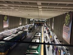 ユニバーシティストリート駅で下車。ここもトンネル内で列車とバスが同じ乗り場から発着する不思議な光景でした。