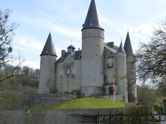 ヴェーブ城に着きました。外から写真撮影のみでした。どこからともなく
「ここは、寄らなくて良かったよ」 早くルクセンブルグへ行かなくっちゃ。
もう５時を過ぎてます。ルクセンブルグへ急ぎます。