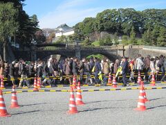 11:00石橋・二重橋前。普段はここが写真スポットなのに誰も見向きもせず、長〜〜〜い列にひたすら並ぶ人々。