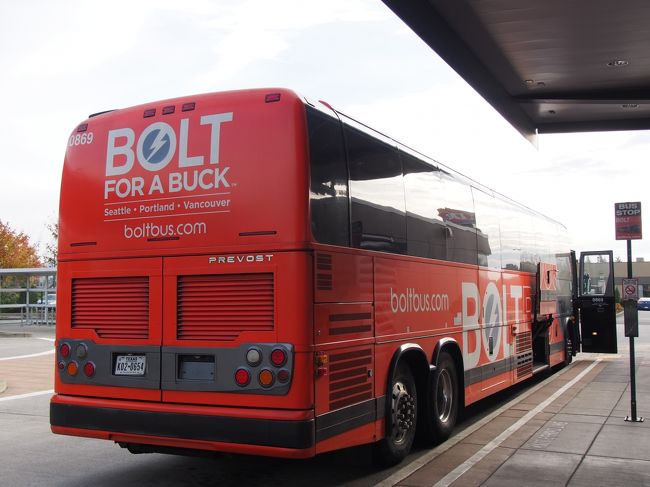 BOLT BUSでシアトルに向かいます。前夜にぎりぎりネット予約しました。<br />バンクーバーはパシフィックセントラルステーションから出発しますが、<br />なにを勘違いしていたのかダウンタウンに行ってしまったので<br />出発時間15分前に慌てて向かいなんとか出発時間に間に合いました・・・<br /><br />ネット予約時にバーコードが発行されていましたが、行きの運転手さんは名前を確認しただけでした。