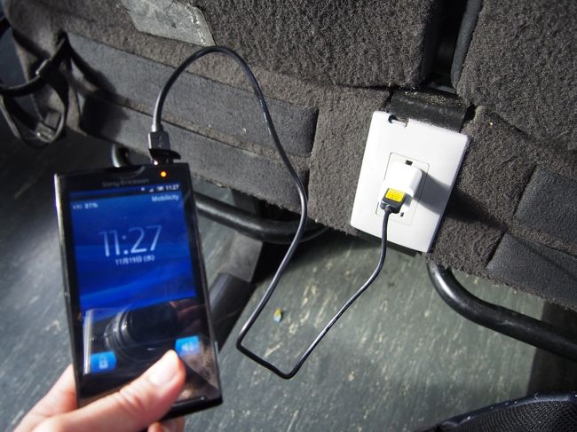 すべての座席ではないですが、コンセントもあります。<br />WIFIも使えます。