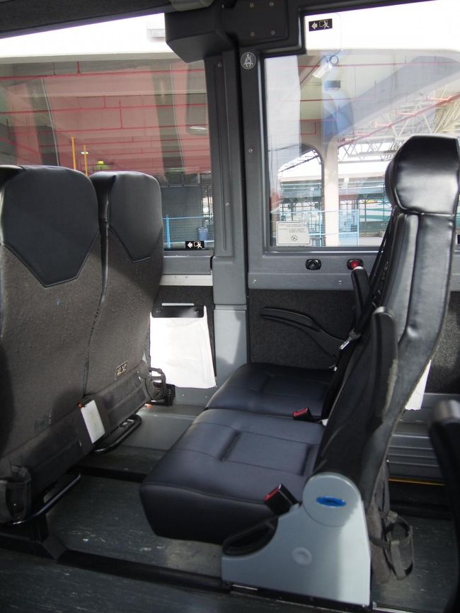 お昼の便だったので車内はガラガラ。<br />全体的に黒いシートでスタイリッシュに見えました。