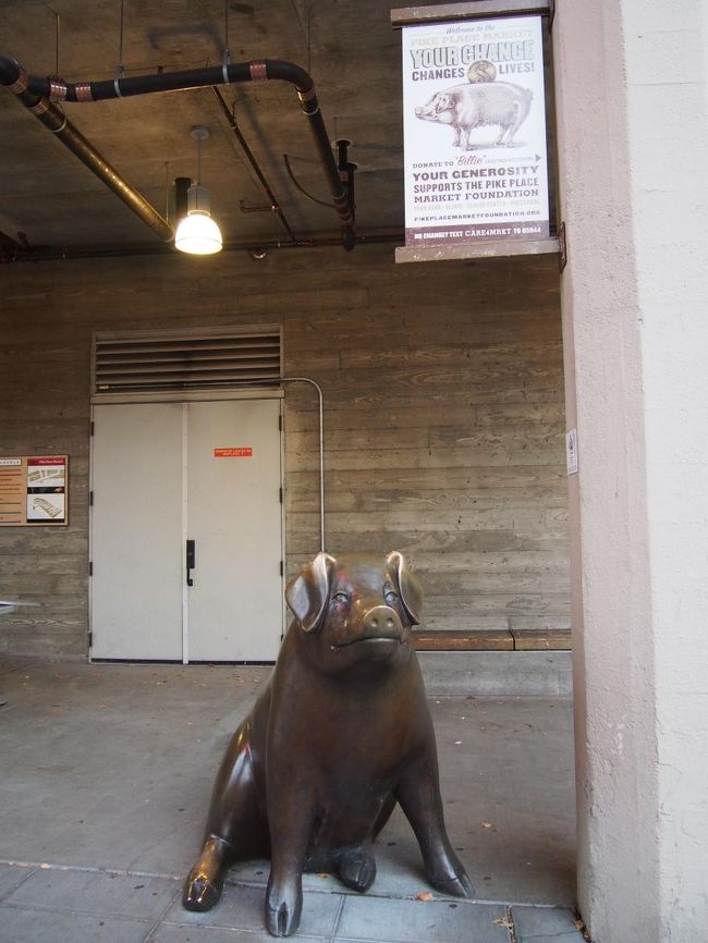 マーケット到着！<br /><br />なぜか裏のほうにたどり着いたようです。<br />調べてたのと豚のポーズが違う・・・