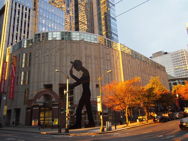 途中に通りかかった美術館。<br />手が動いてます。