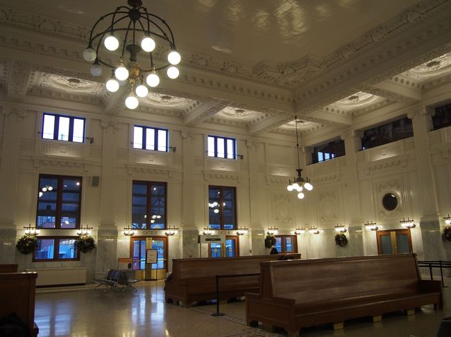 おしゃれな駅の待合室。<br />